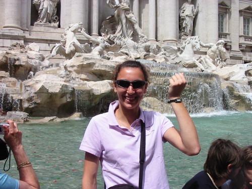 Marie-Céline lance une pièce à la fontaine de Trévise ...